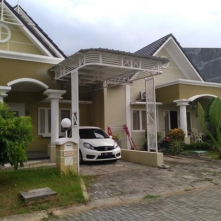 Jasmine Park Guest House Semarang Zewnętrze zdjęcie