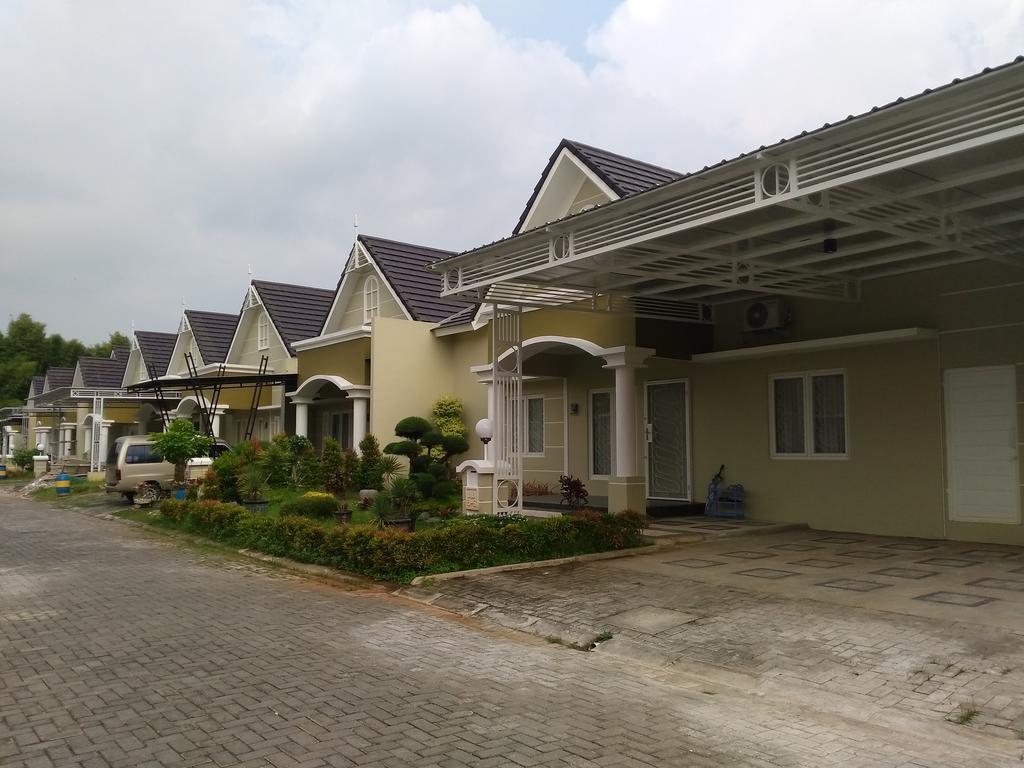 Jasmine Park Guest House Semarang Zewnętrze zdjęcie
