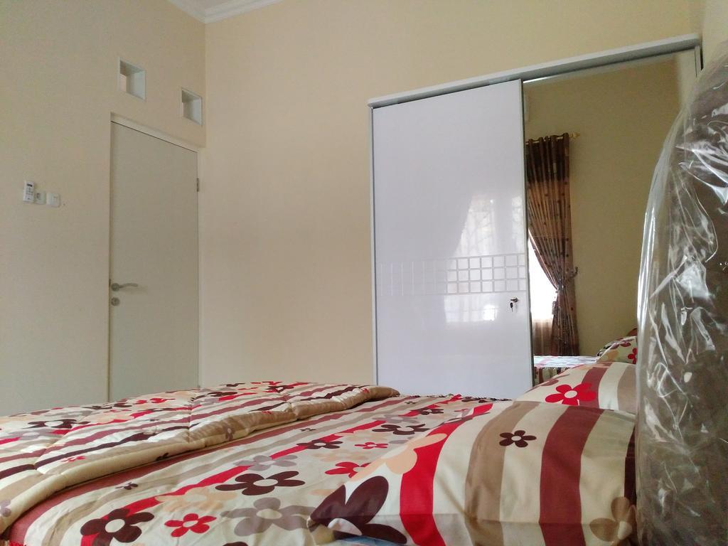 Jasmine Park Guest House Semarang Zewnętrze zdjęcie